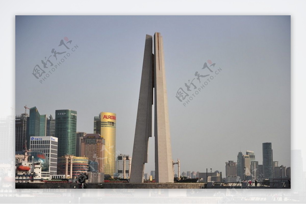 上海外滩英雄纪念碑及周围高楼图片
