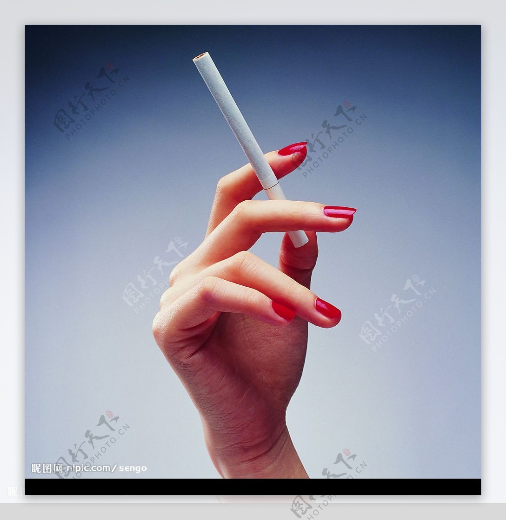 世界无烟日手拿香烟动作高清摄影大图-千库网