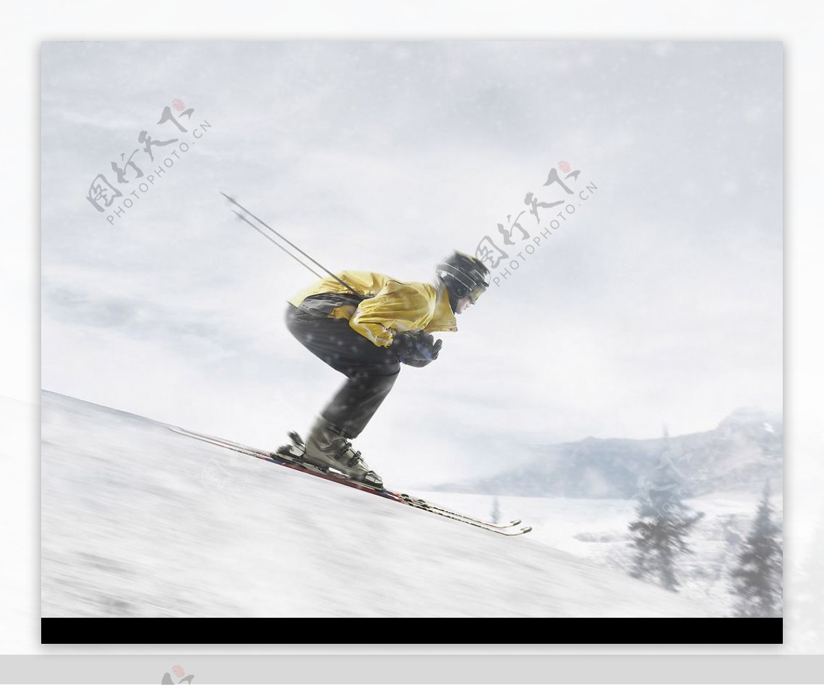 在雪地飞驰而下的滑雪人图片