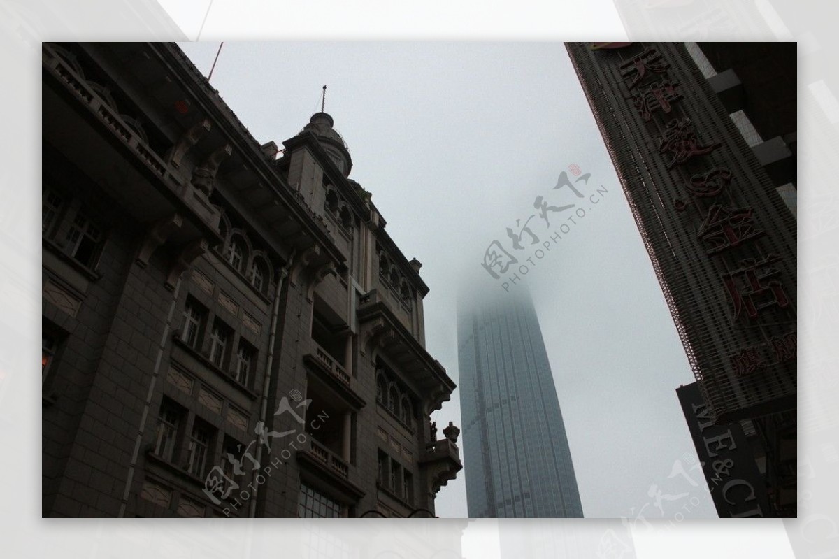 浓雾中的建筑图片
