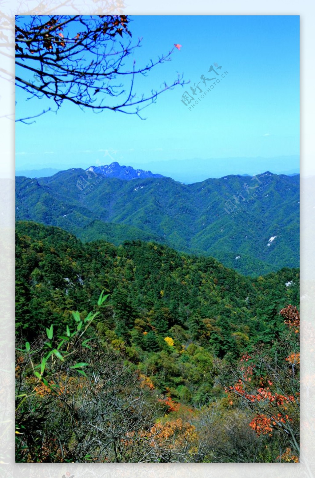 初秋远眺群山图片