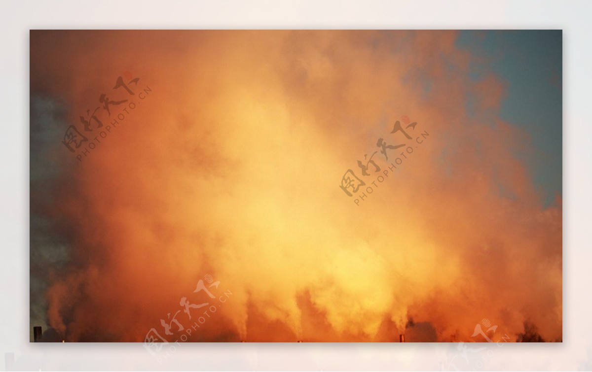 火烟雾污染烟囱工厂图片