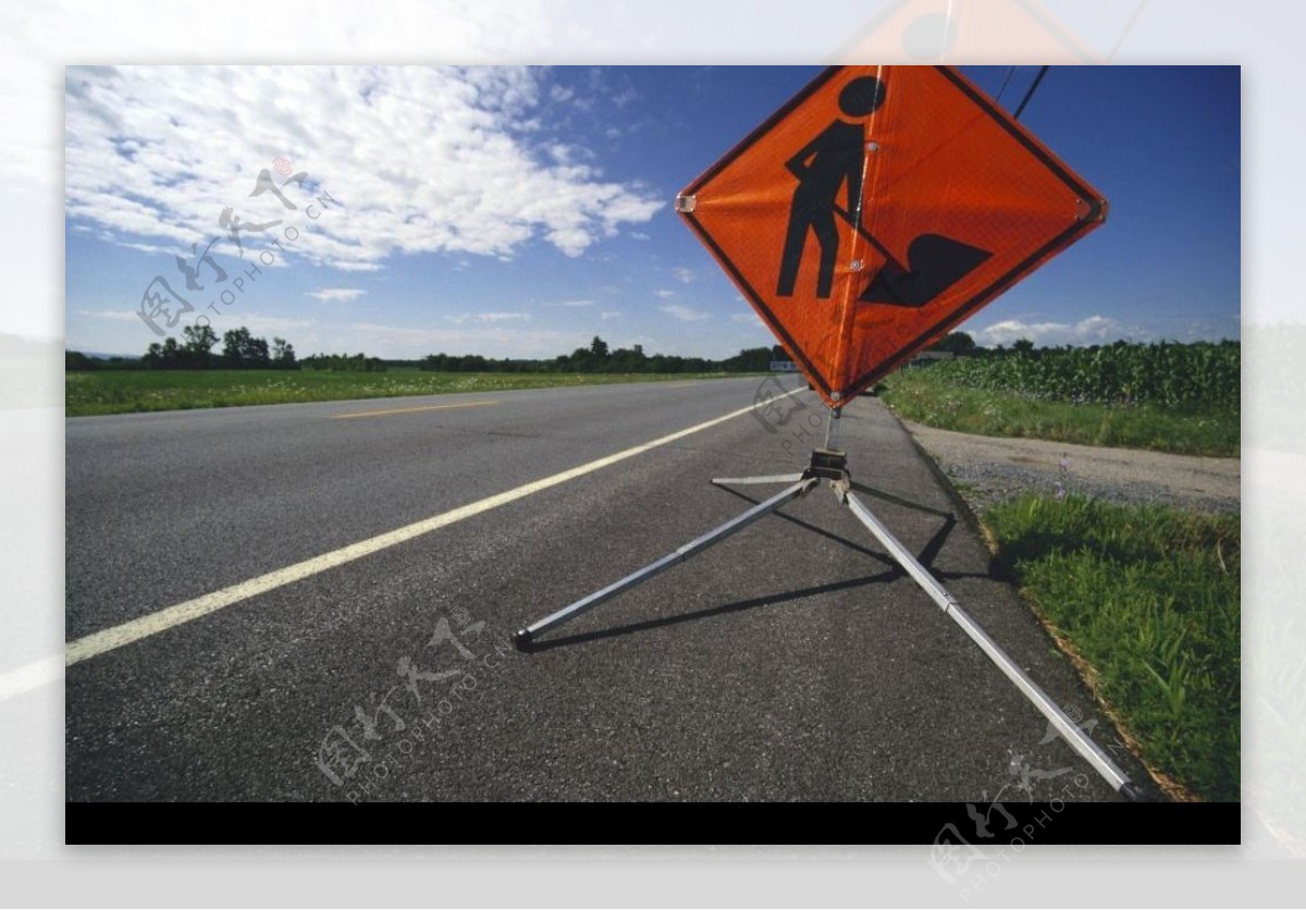 道路施工标记图片