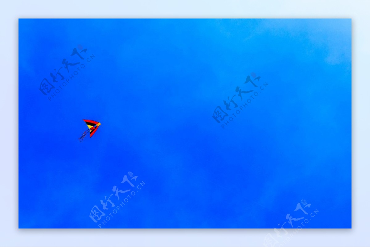 自由飞翔的风筝图片