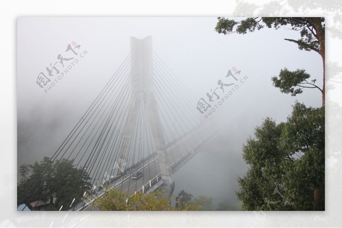 雾锁江河图片