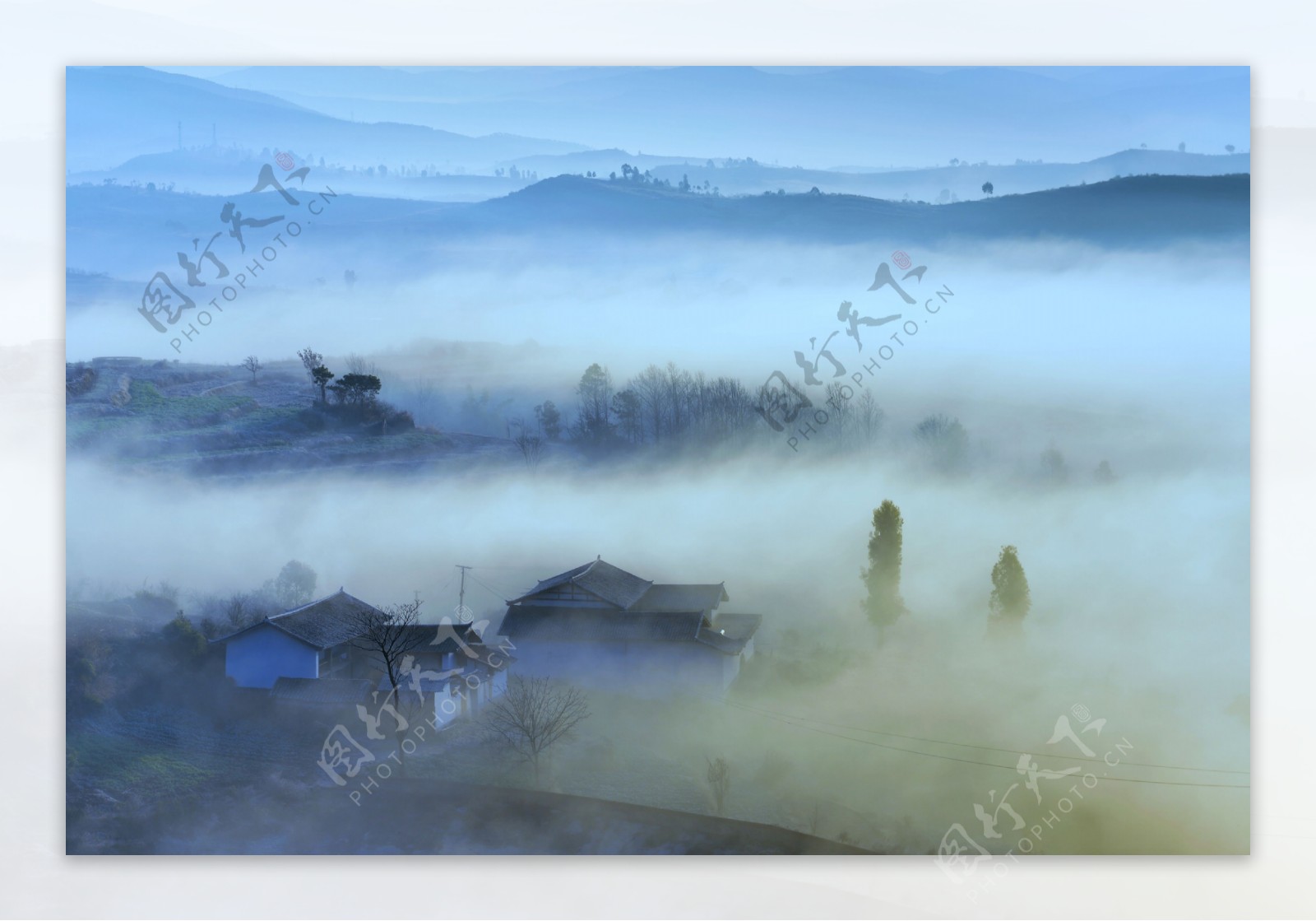 雾中的美丽村庄图片