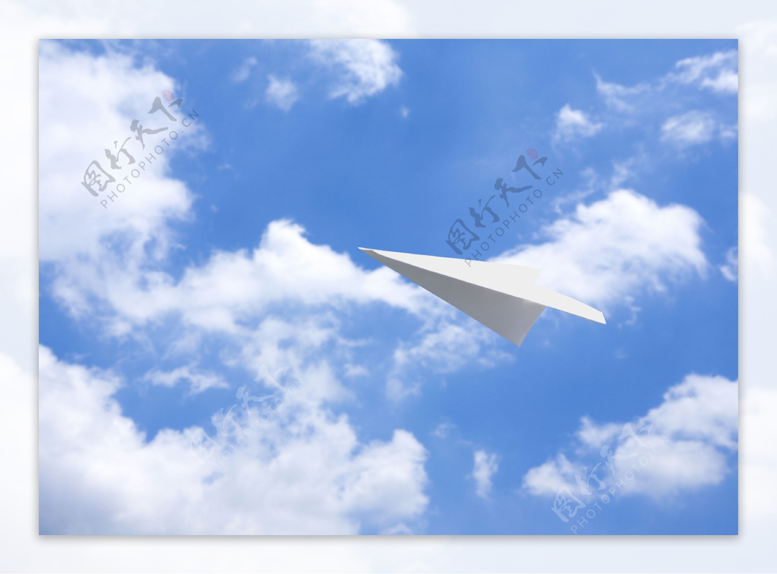 蓝天上飞翔的纸飞机图片