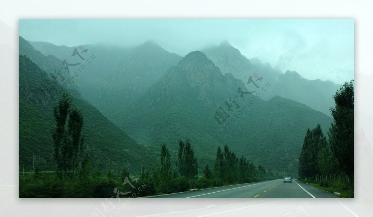 雨天的山道图片