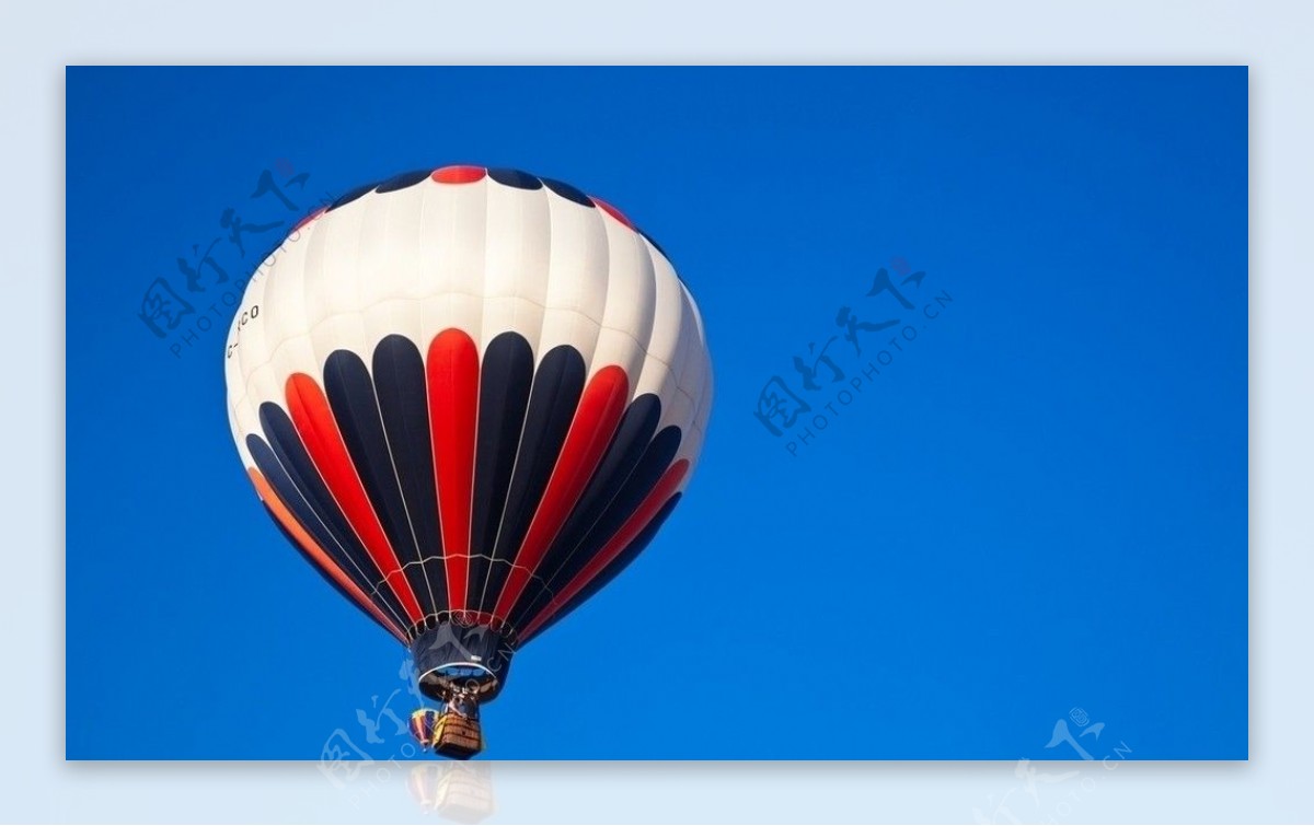 蓝天氢气球图片