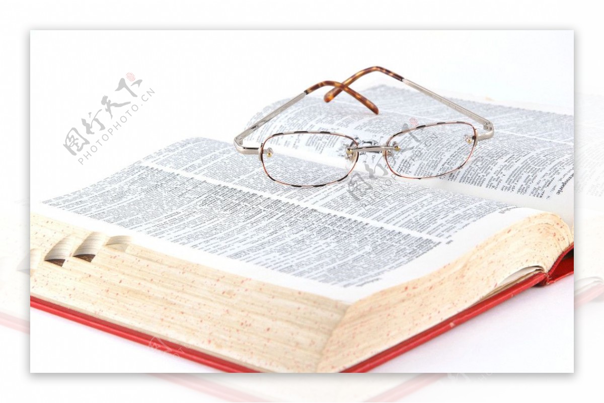 书籍眼镜高清照图片