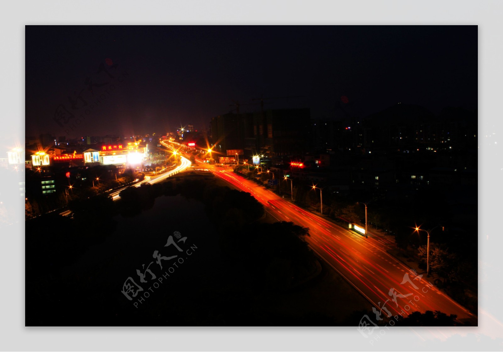 桂林琴潭夜间车流图片
