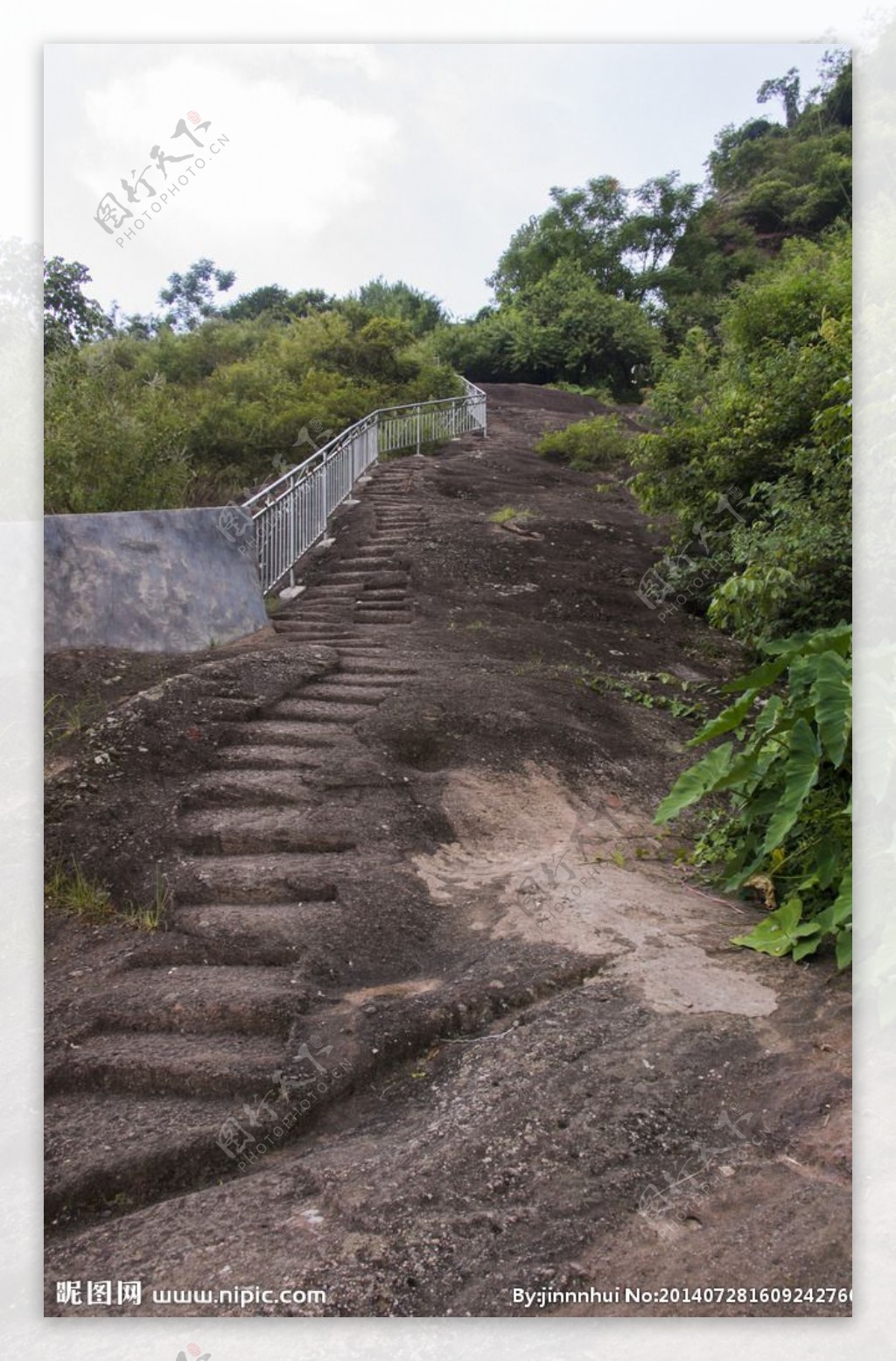 岩石上开凿的山路图片