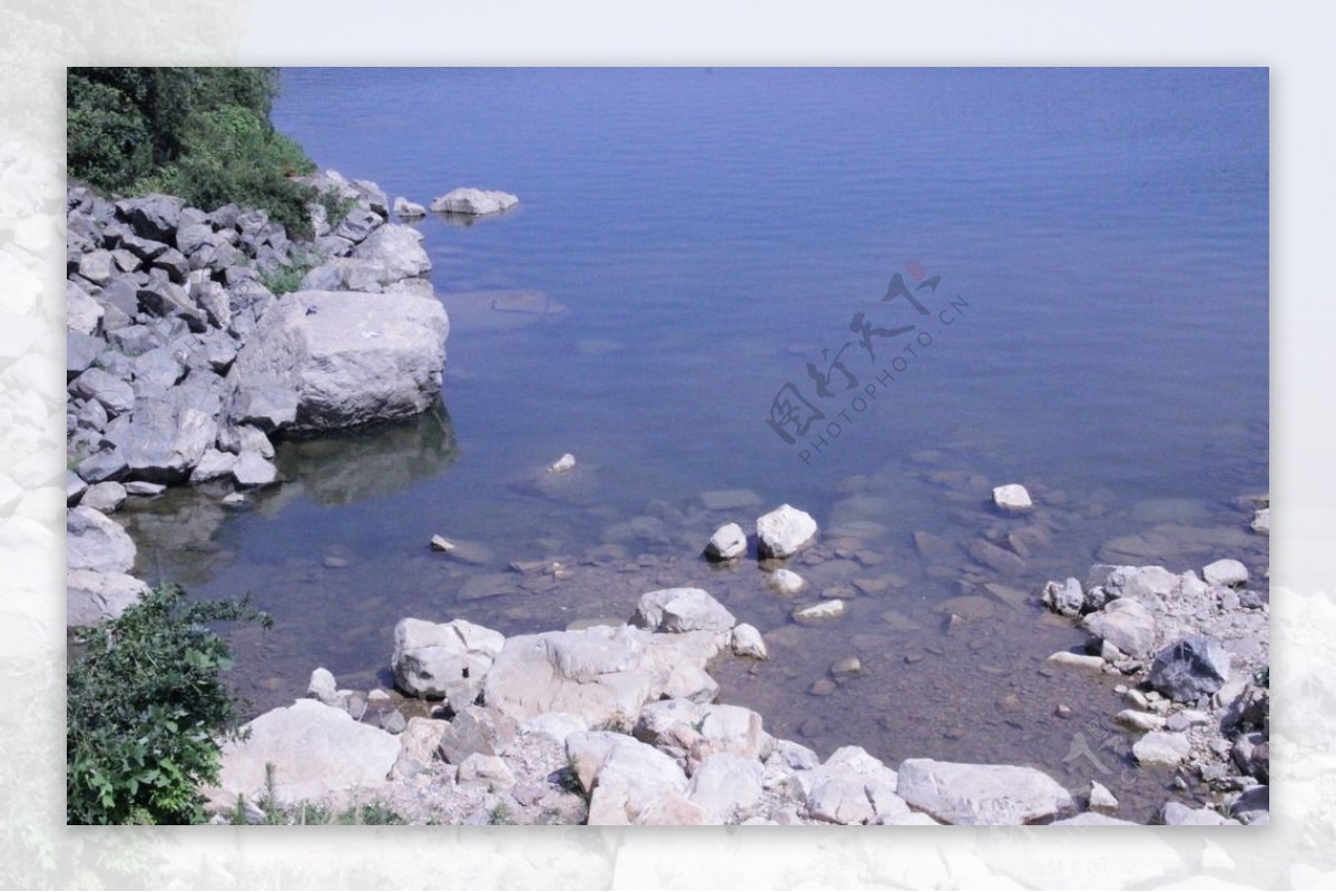 湖边石图片