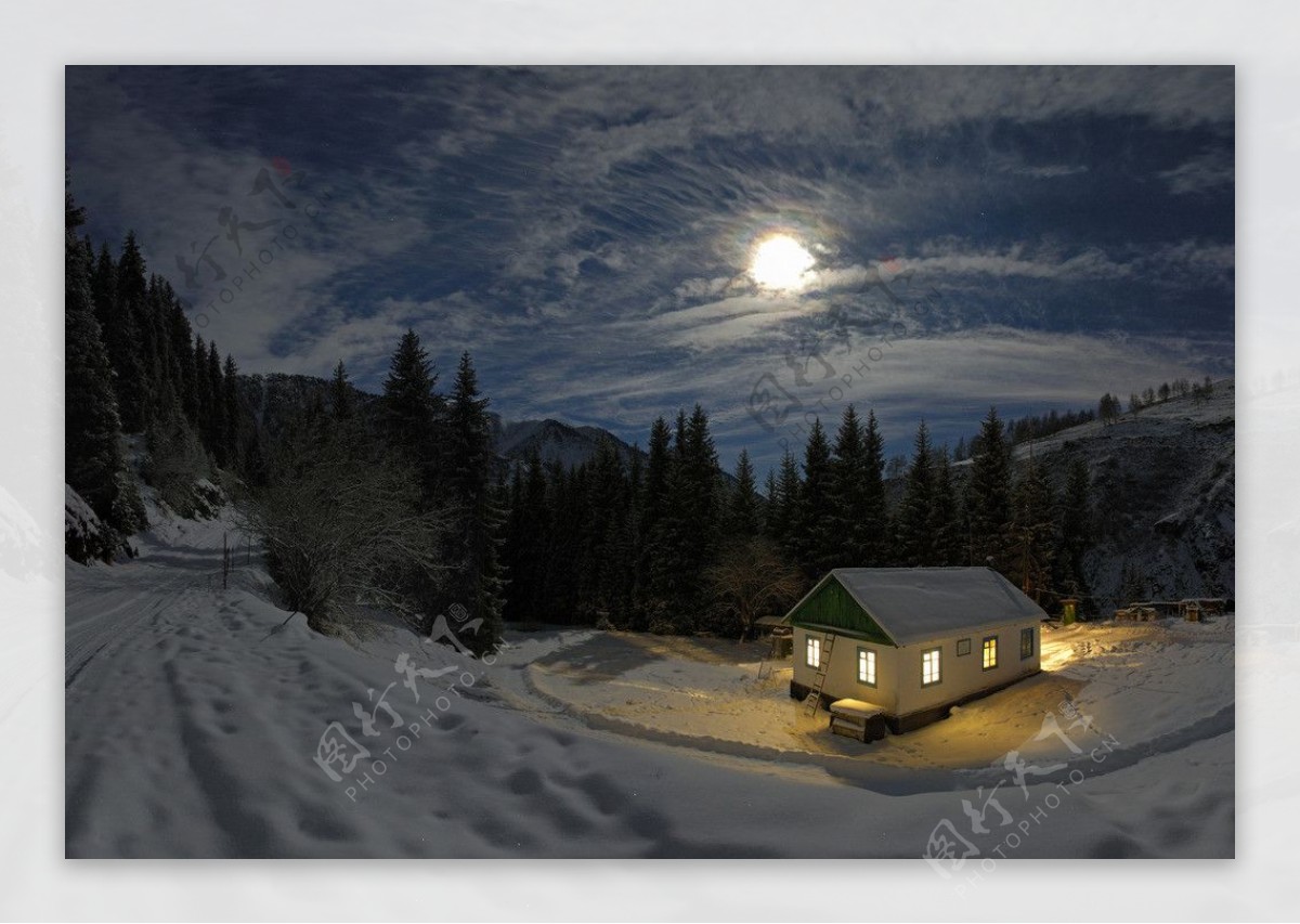月光下的小木屋图片