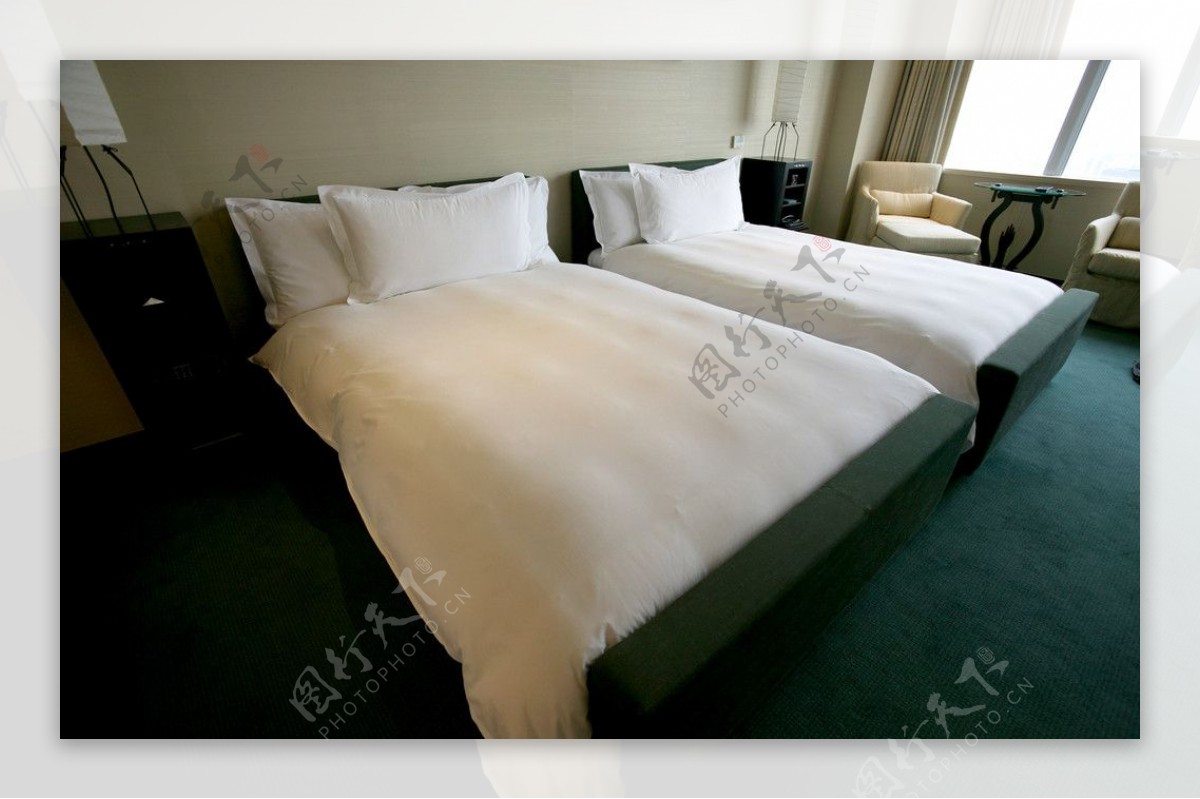 宾馆的单人床图片