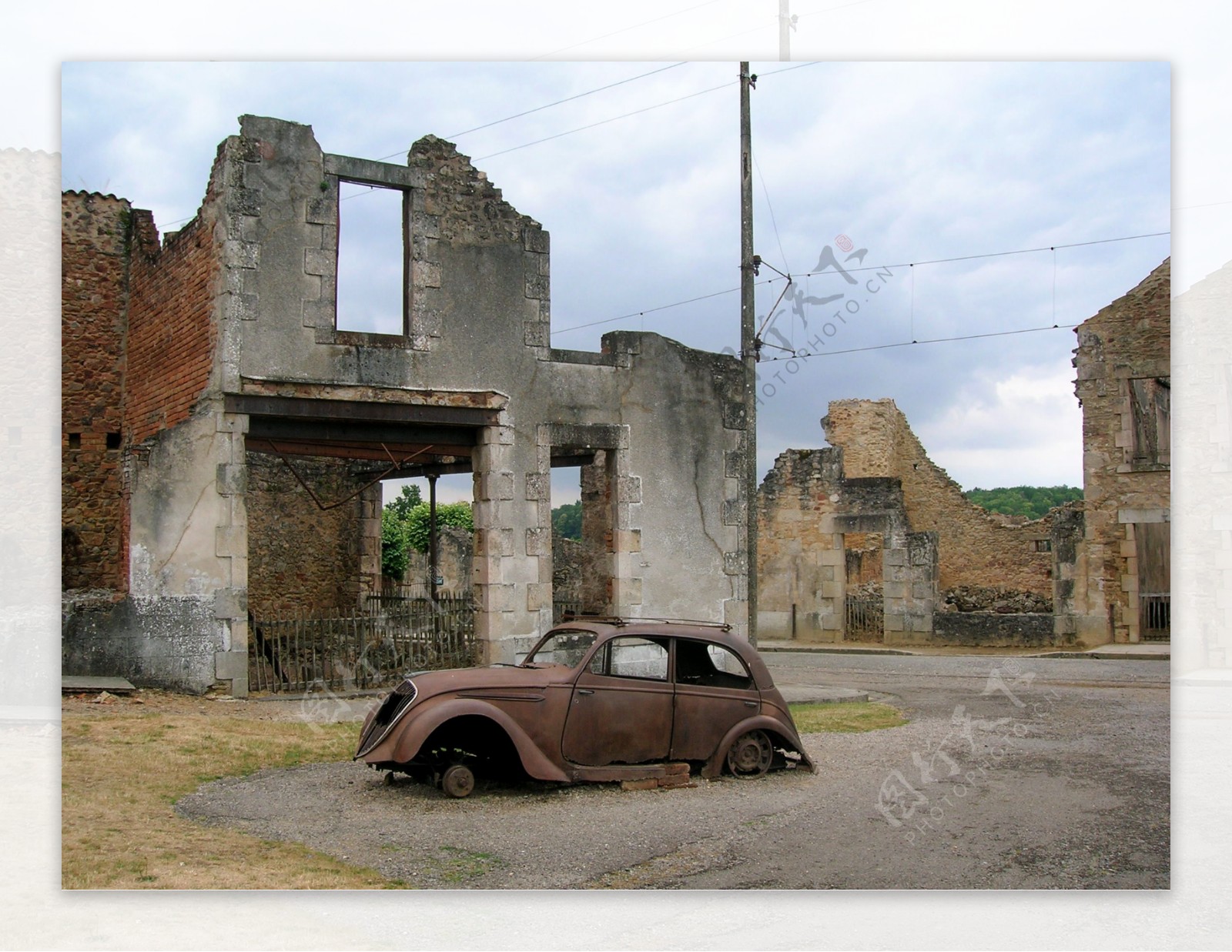 废墟和破汽车图片