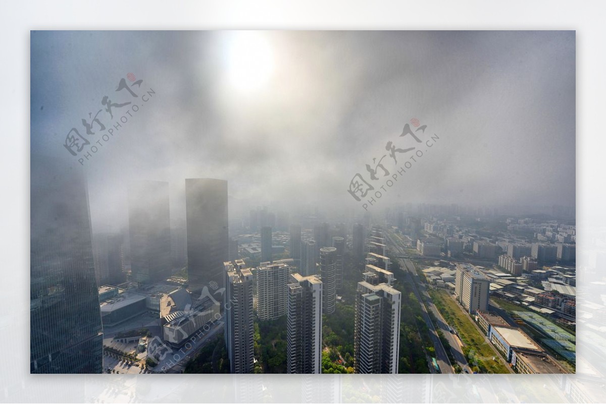 建筑楼群平流雾图片