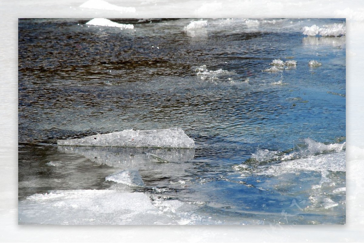 冰雪消融的小河图片