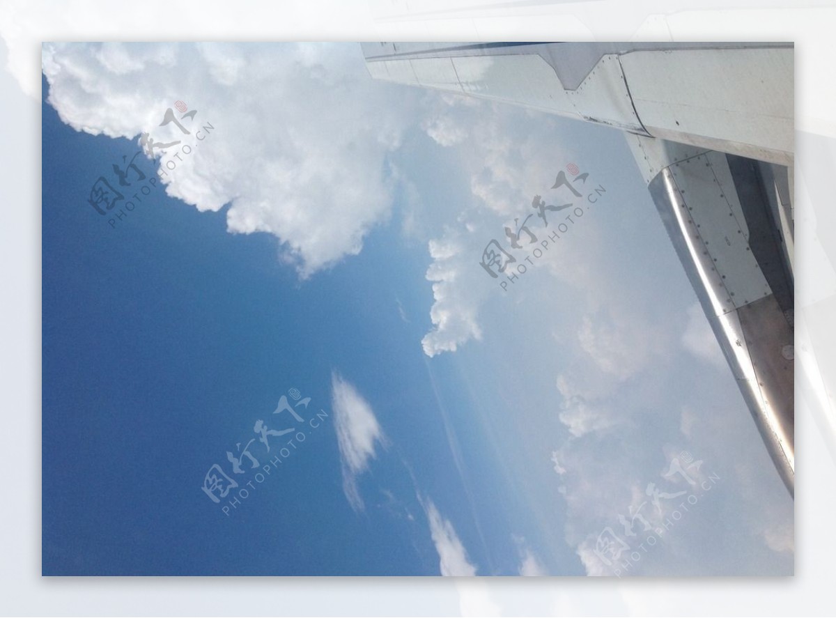 飞机蓝天白云飞翔天空图片