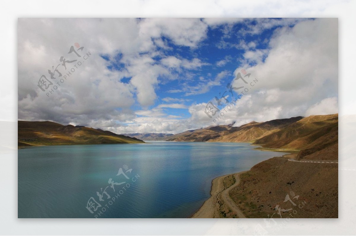 高原蓝天湖景图片