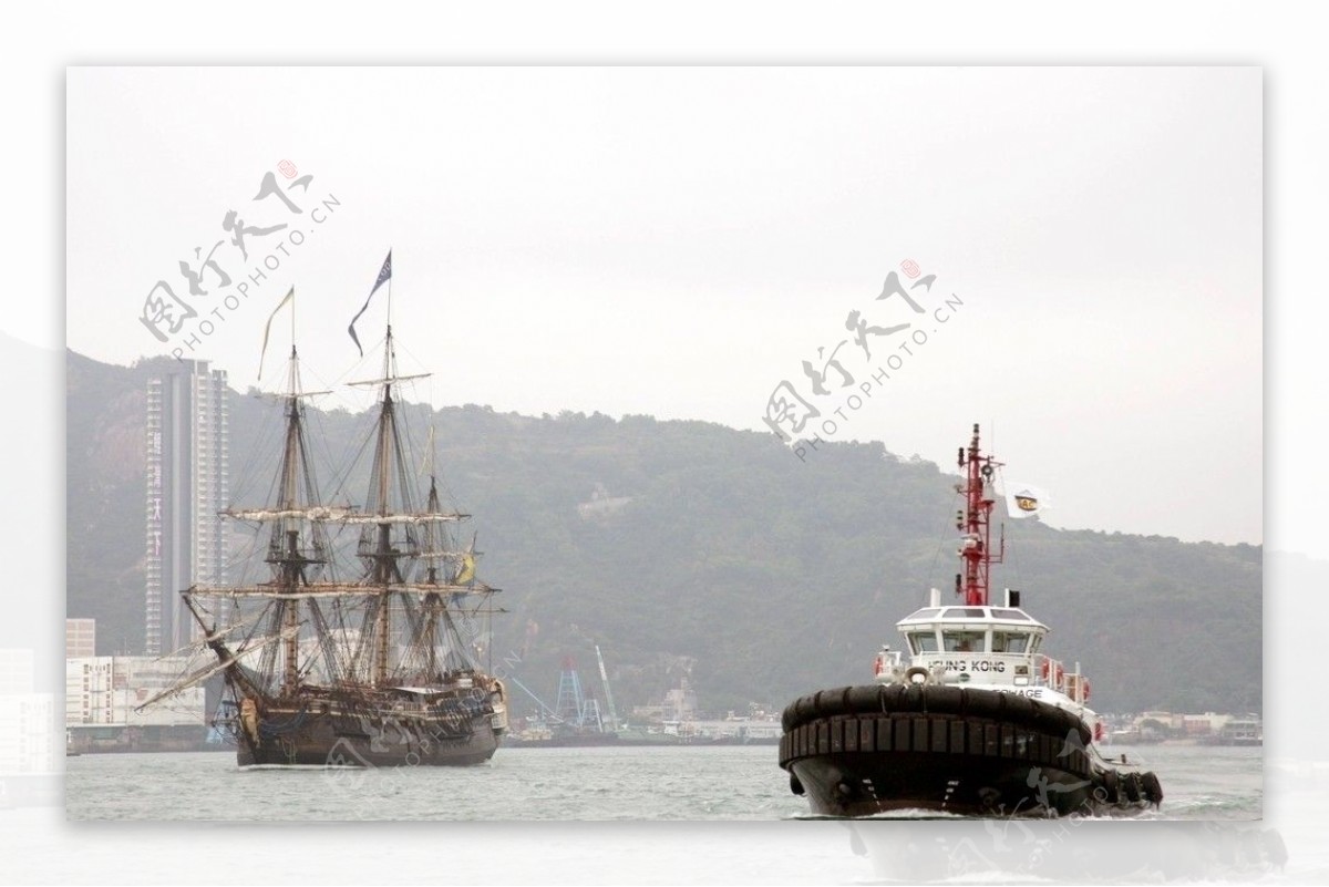 香港维多利亚港水警水警轮护航入港歌德堡号仿古木帆船访问欢迎图片