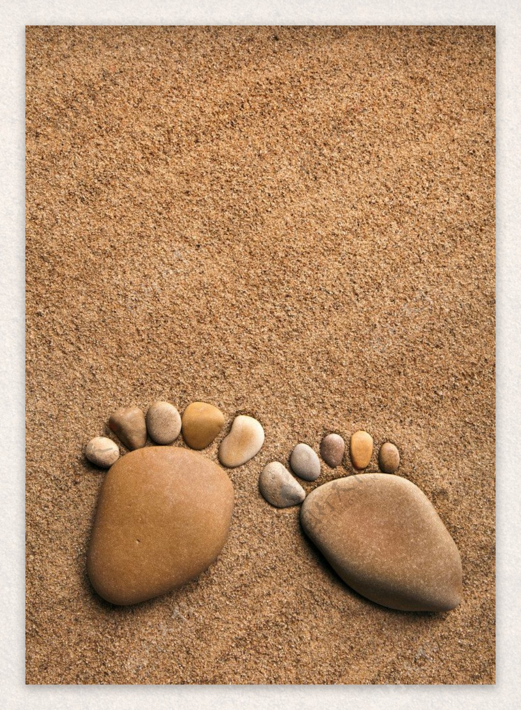 沙滩上的石头脚印图片