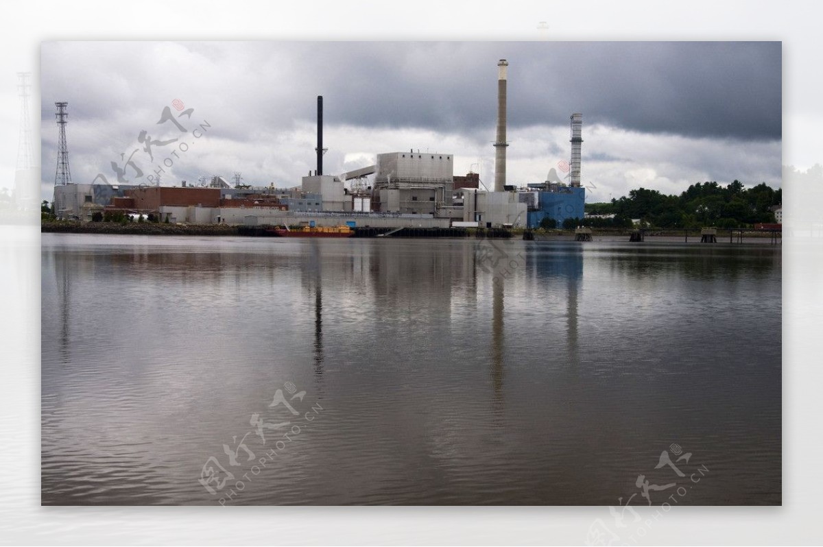 河边工厂图片