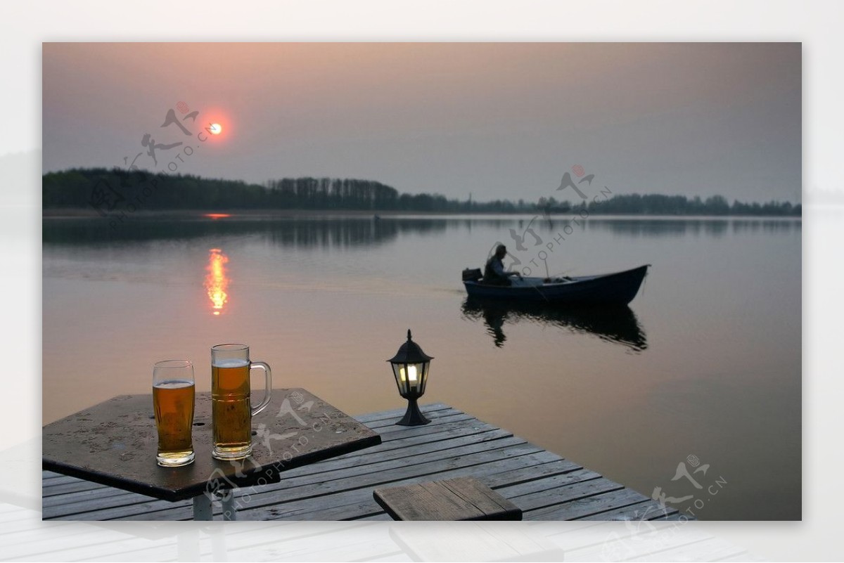 夕阳河边啤酒图片
