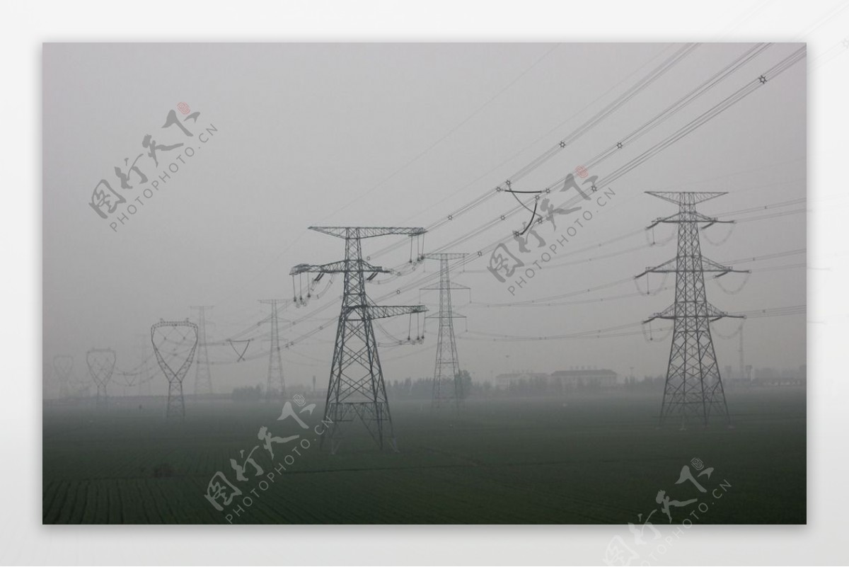 雾霾中的电线杆图片