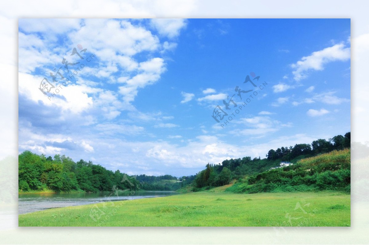 蓝天白云河流图片