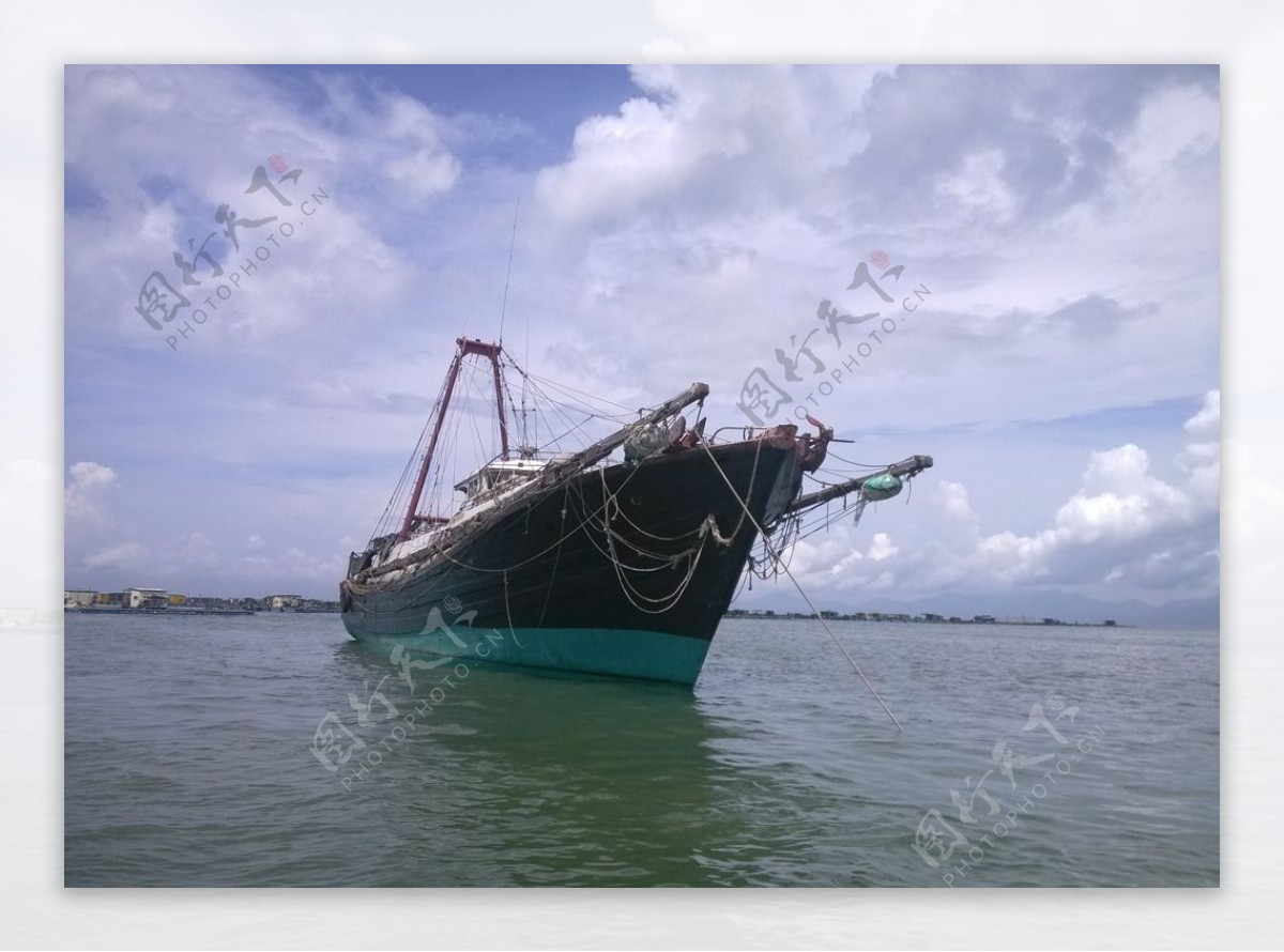 中型渔船图片