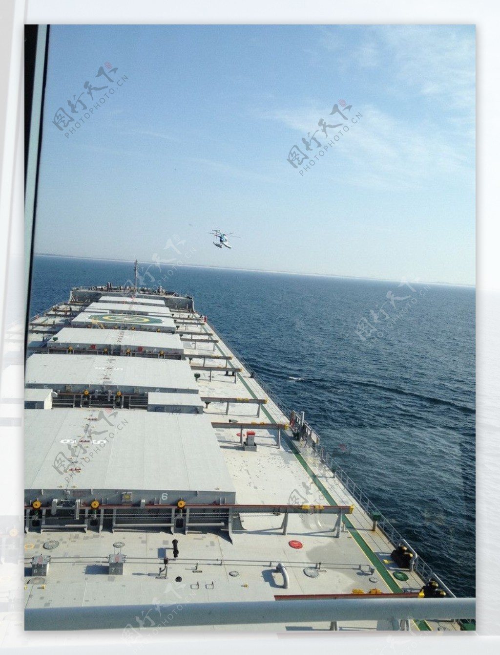 散货船和直升机图片