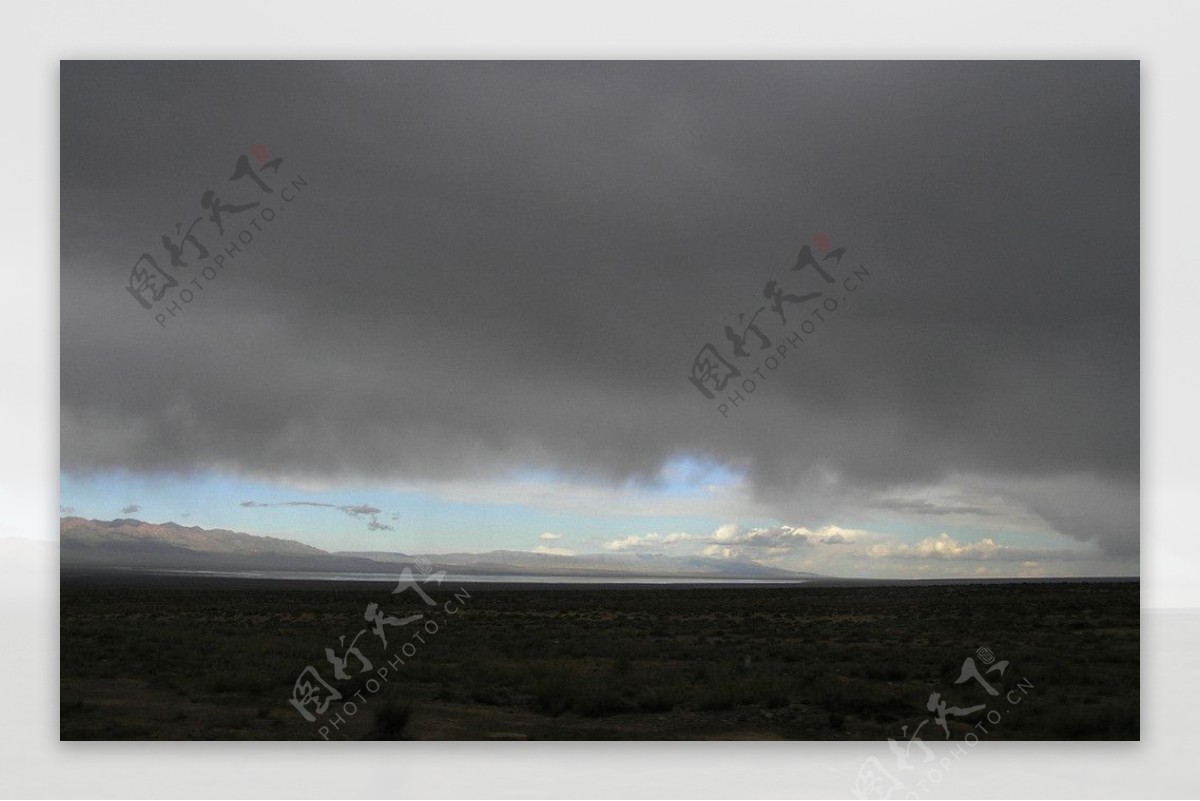 雨幕下的查卡盐湖图片