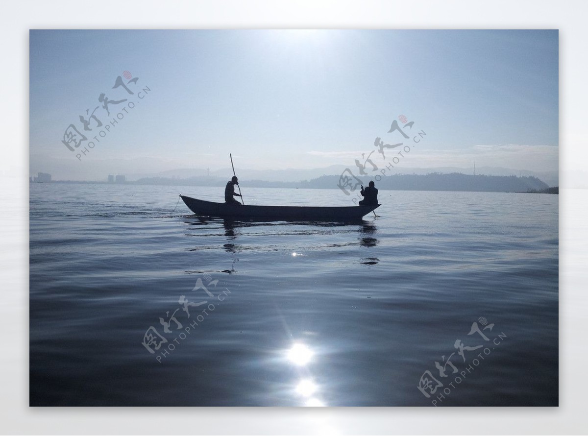 洱海渔民捕鱼图片