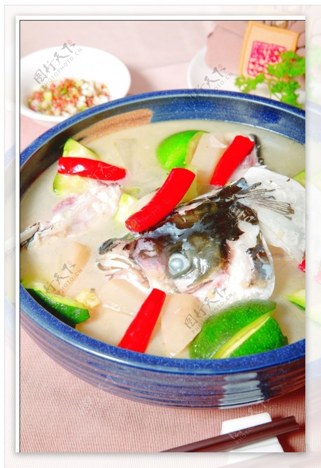 青南瓜炖鱼头图片