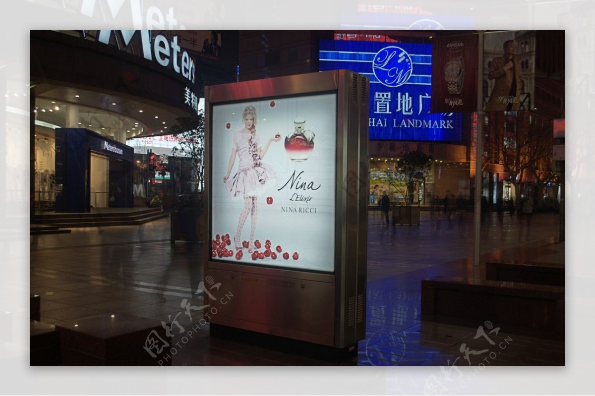 南京路步行街立式灯箱广告图片