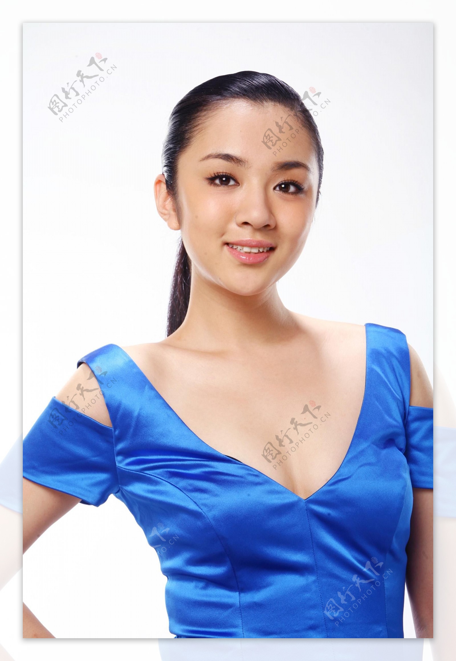 33岁王晓晨，颜值出众身材有料，性感迷人的大美女啊！_明星