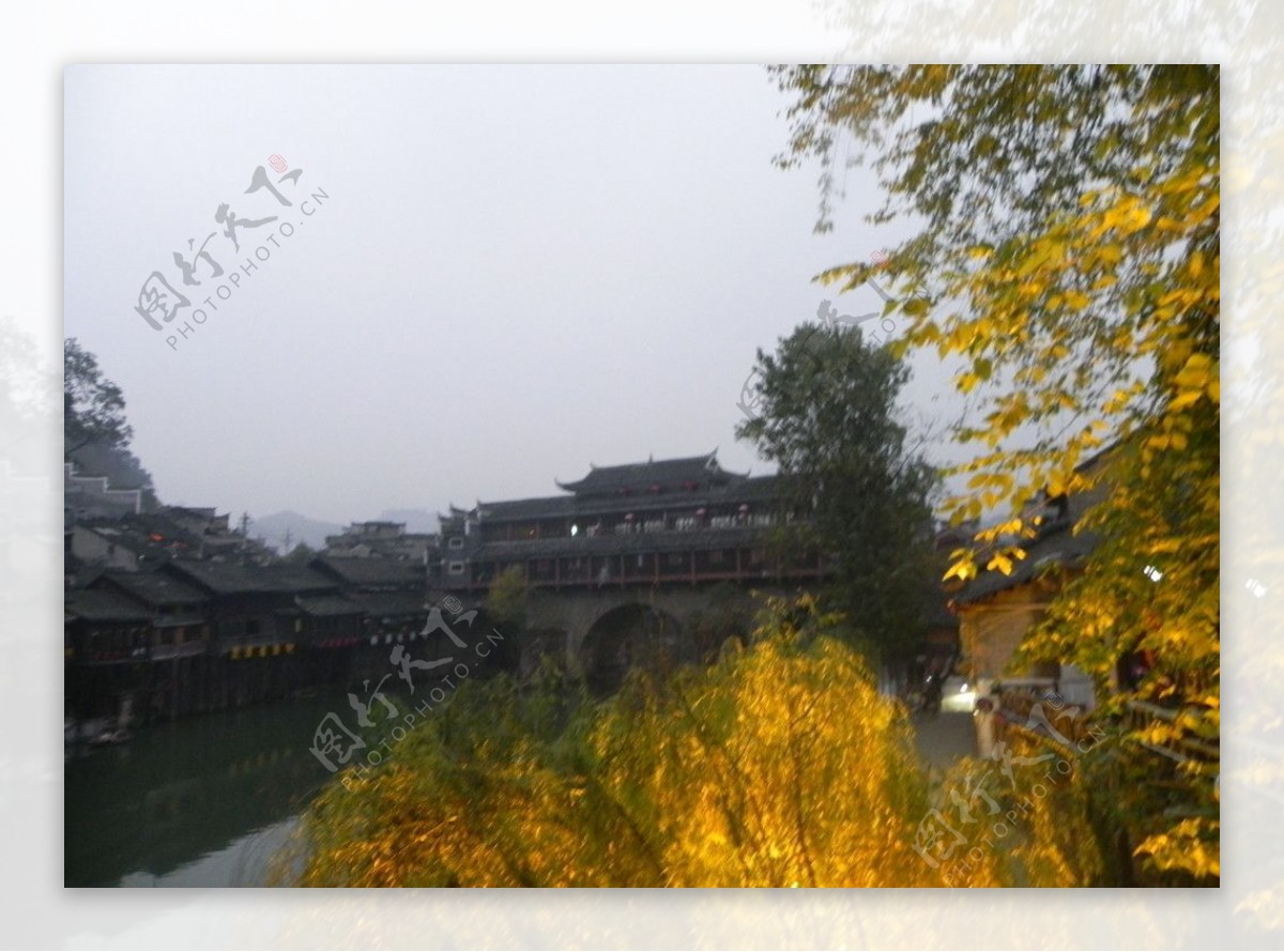 凤凰古城虹桥远景图片