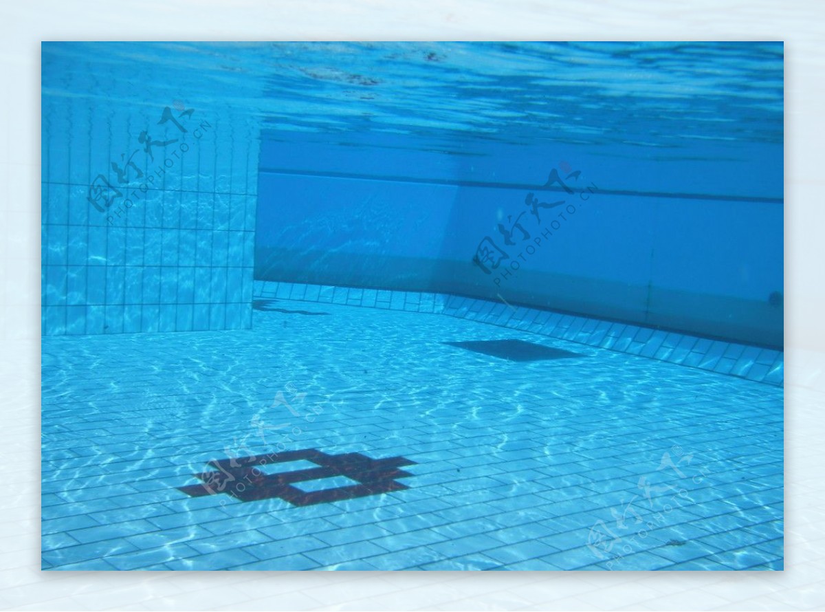 游泳池水下图片