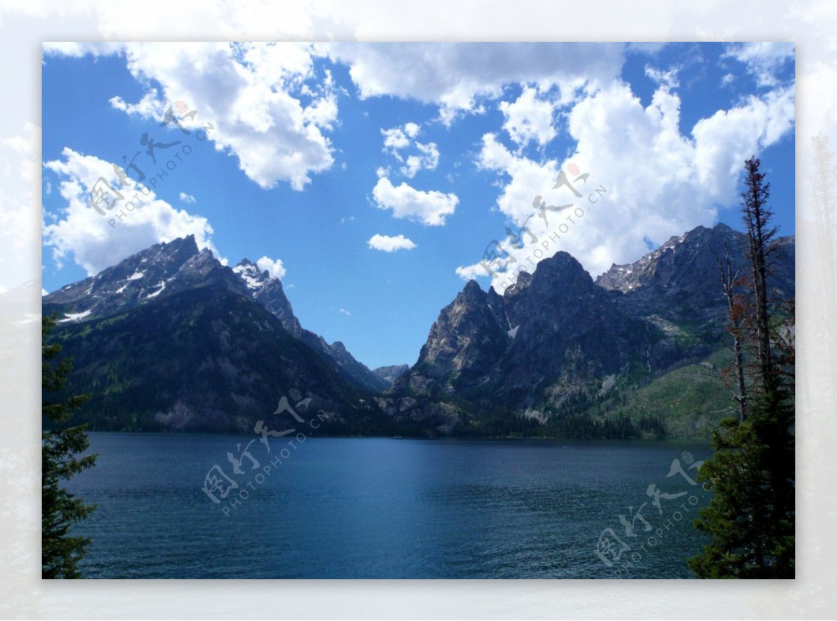 山间湖泊美景图片