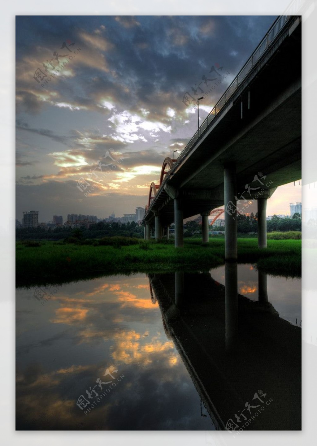 夕阳下的立交桥图片