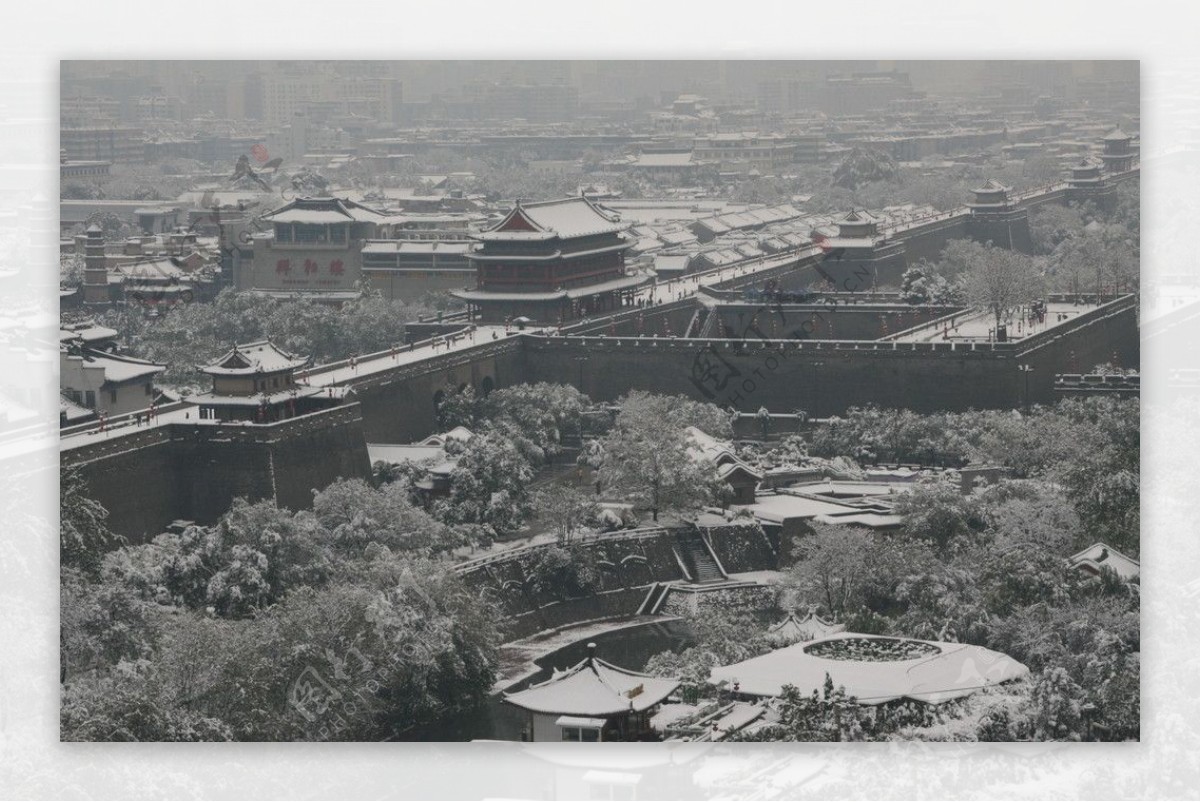 西安城墙雪景图片