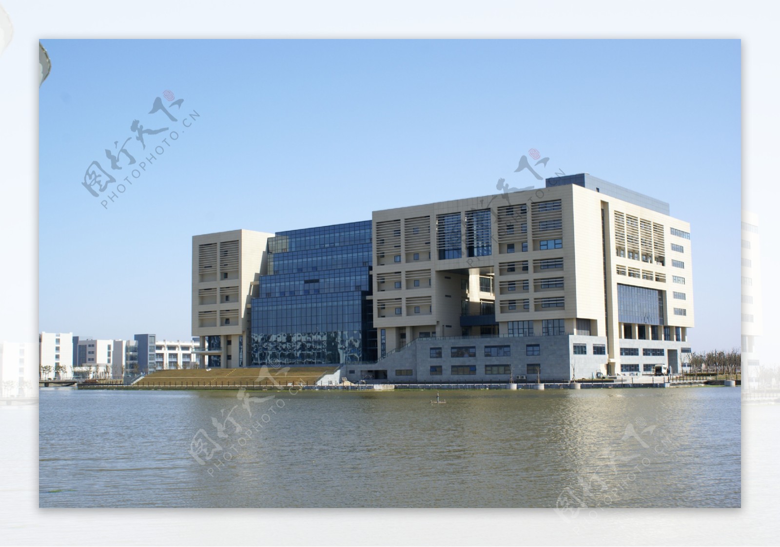 上海海事大学图书馆背面摄影之二图片