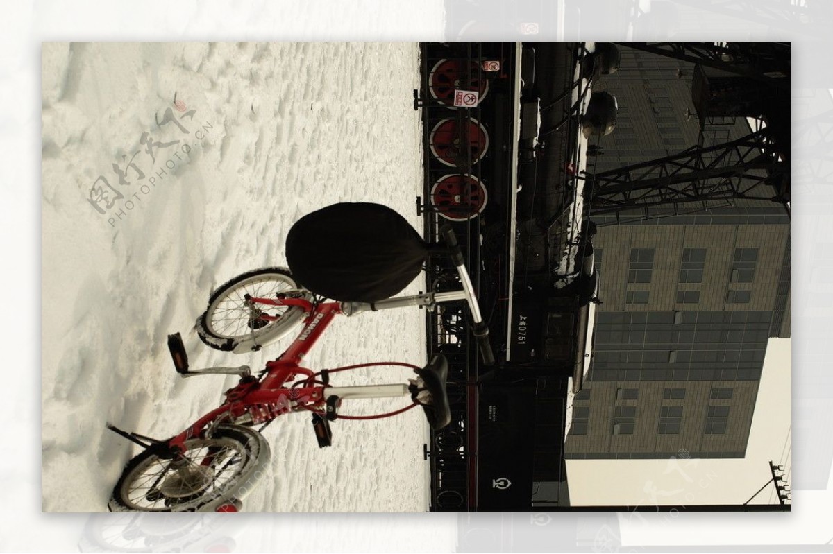 798艺术区雪中自行车图片