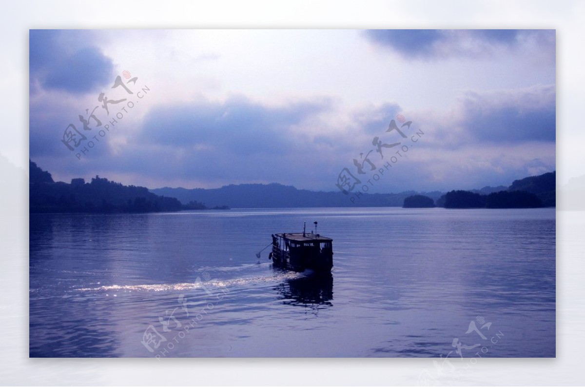 千岛湖湖面风光图片