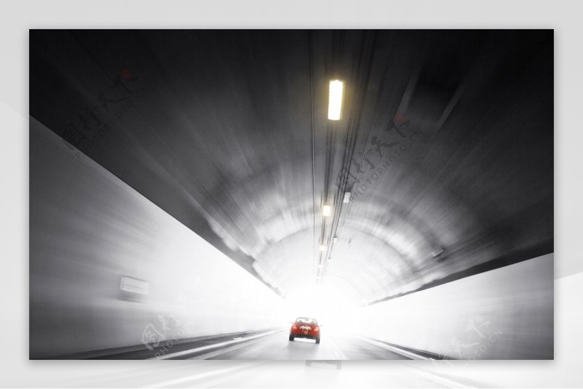 隧道中的豪车图片