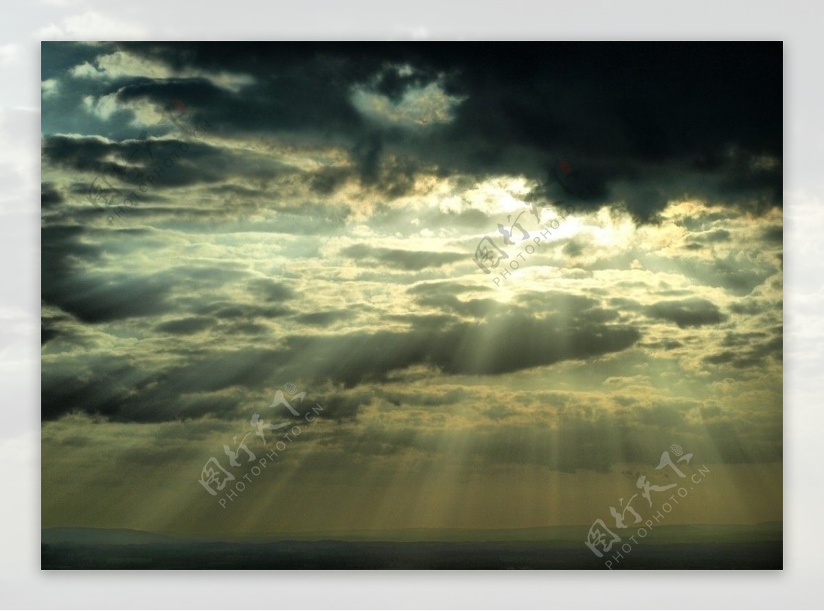 云层射出的太阳光线图片