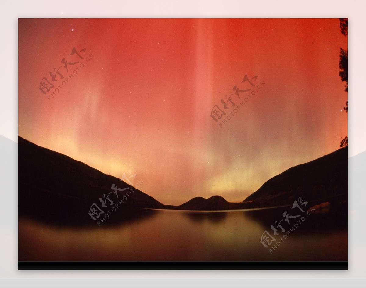 绛红的极光沐浴缅因州的Acadia国家公园图片