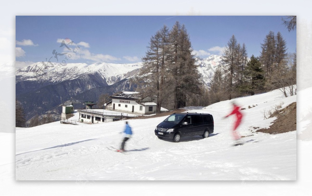 滑雪者和奔驰商务车图片