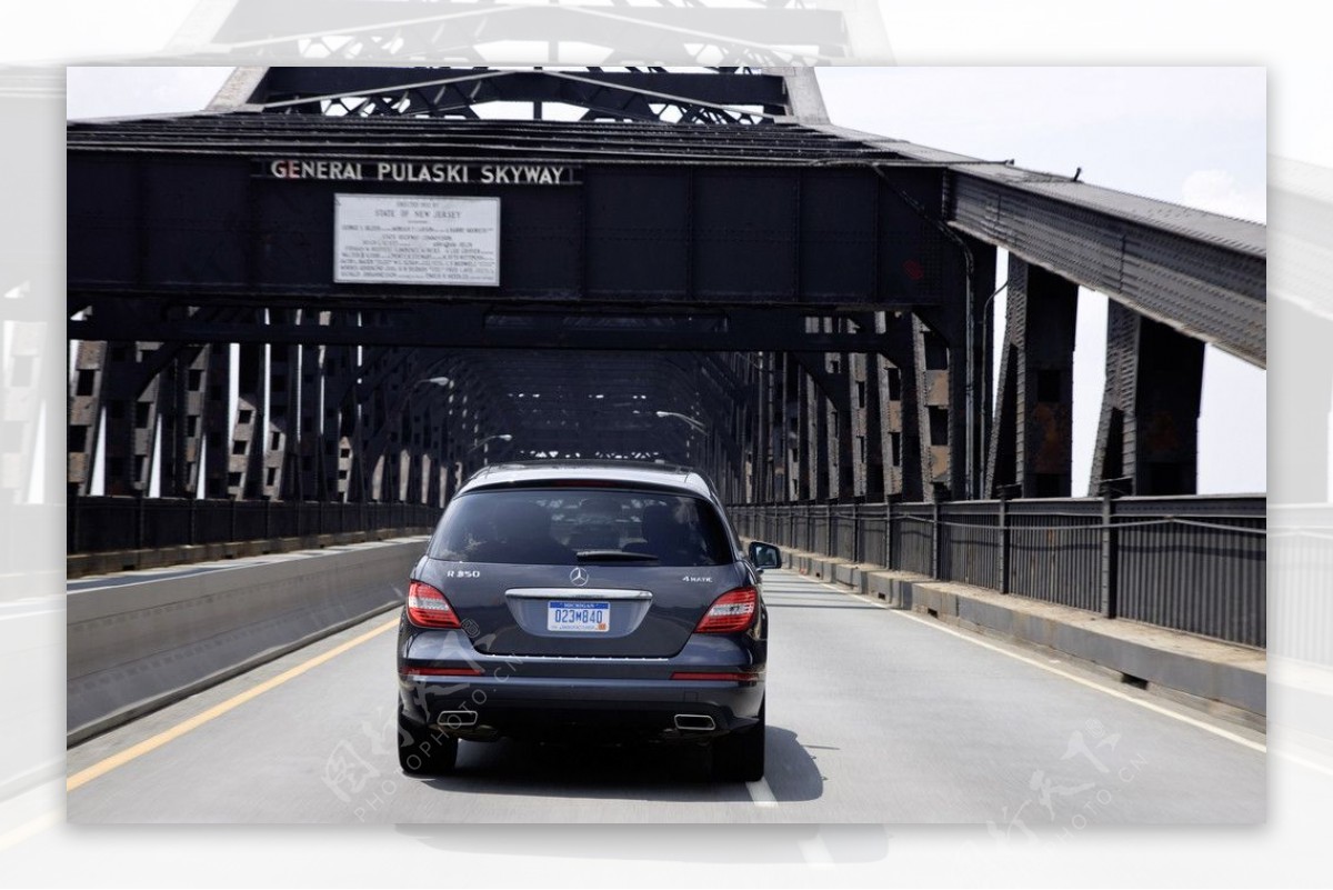大桥上的奔驰轿车图片